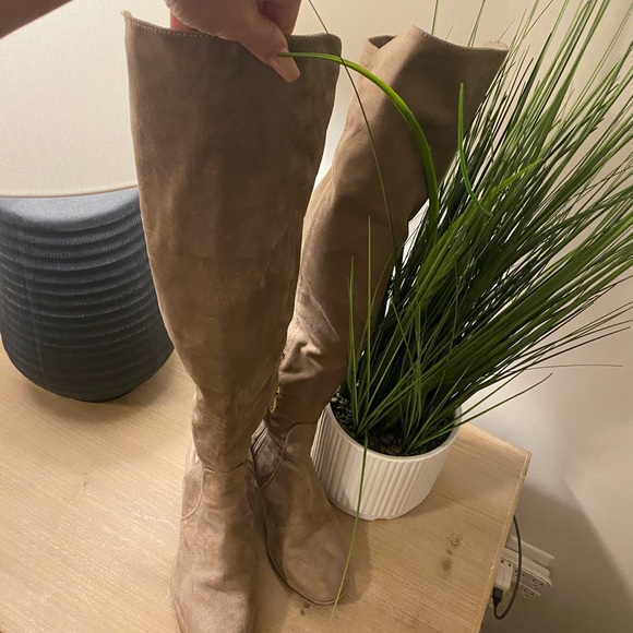 Tan suede high knee boots - Picture 3 of 4